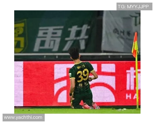 足球明星滑跪庆祝引发热议球迷热情与争议并存的瞬间 足球明星滑跪庆祝引发热议球迷热情与争议并存的瞬间